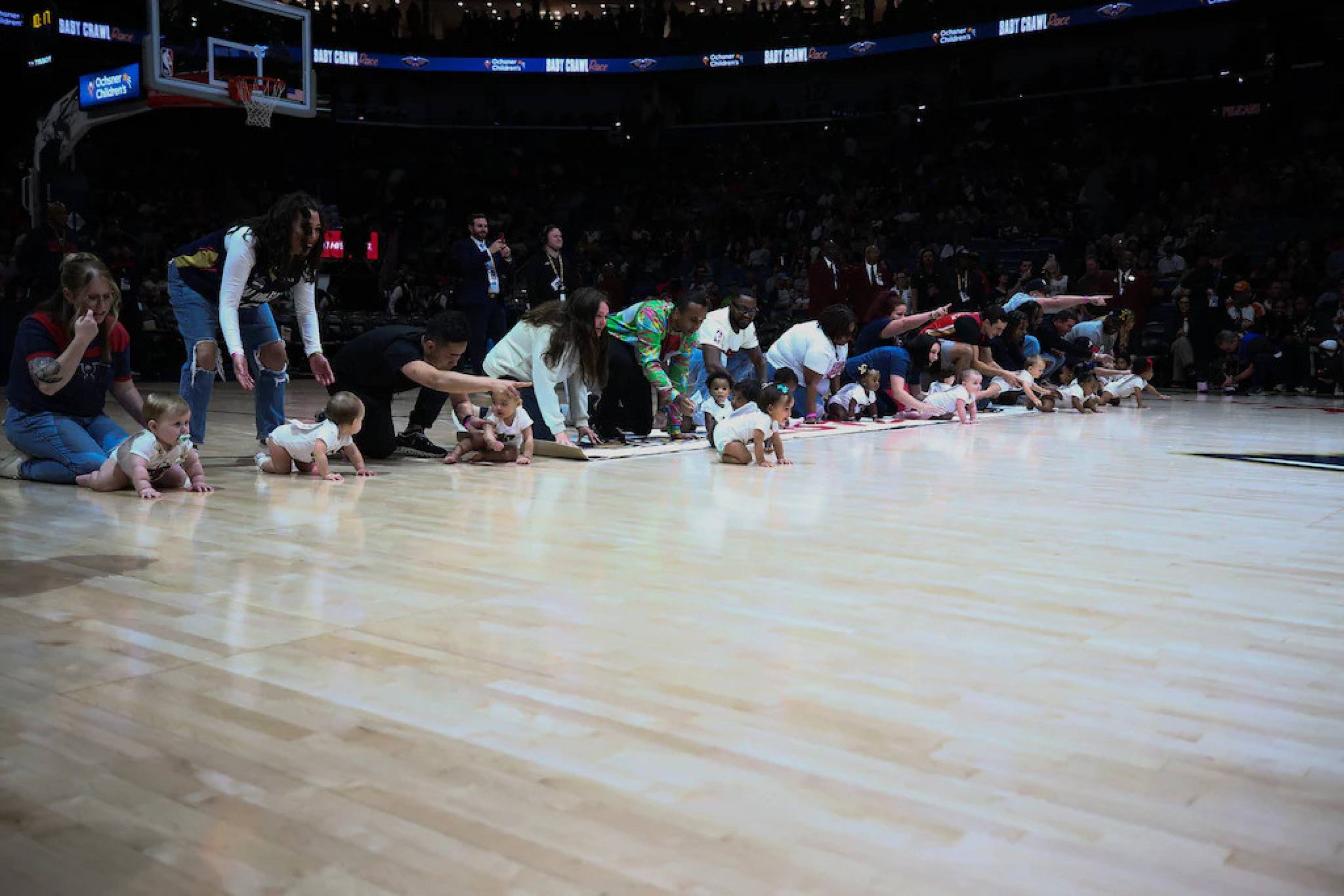 Corrida de beb&ecirc;s da NBA vira espet&aacute;culo &agrave; parte e rouba a cena do jogo