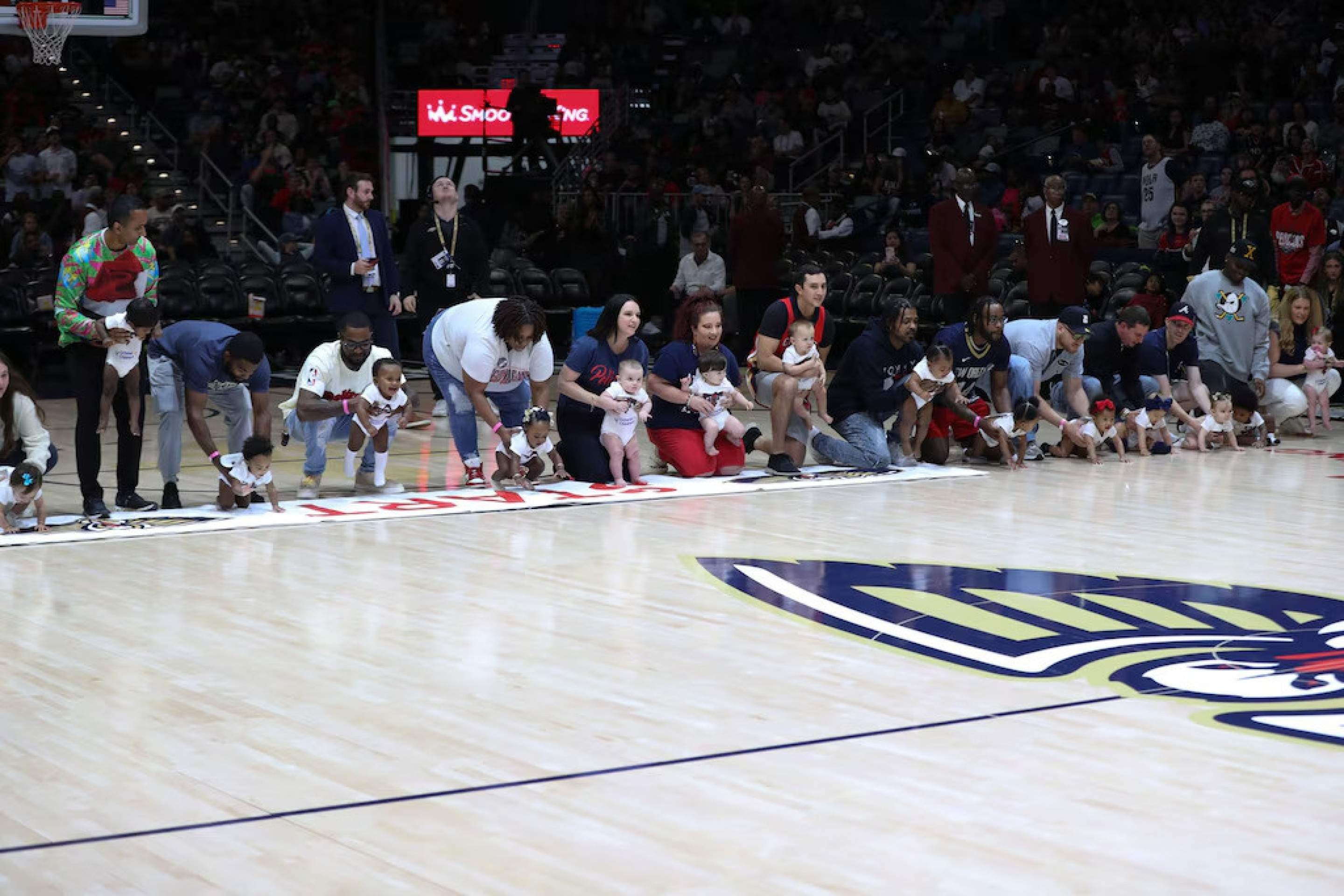 Corrida de beb&ecirc;s da NBA vira espet&aacute;culo &agrave; parte e rouba a cena do jogo