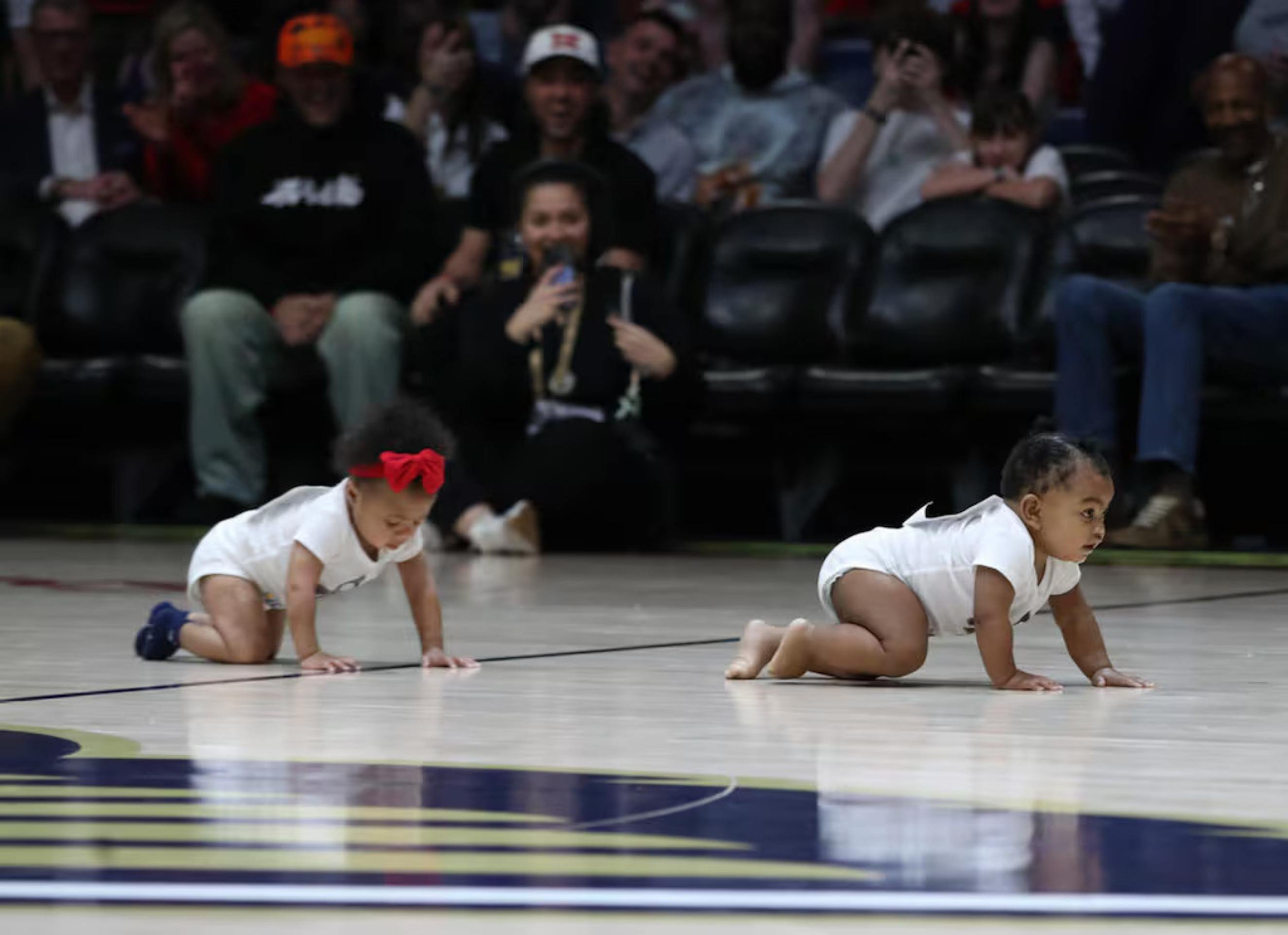 Corrida de beb&ecirc;s da NBA vira espet&aacute;culo &agrave; parte e rouba a cena do jogo