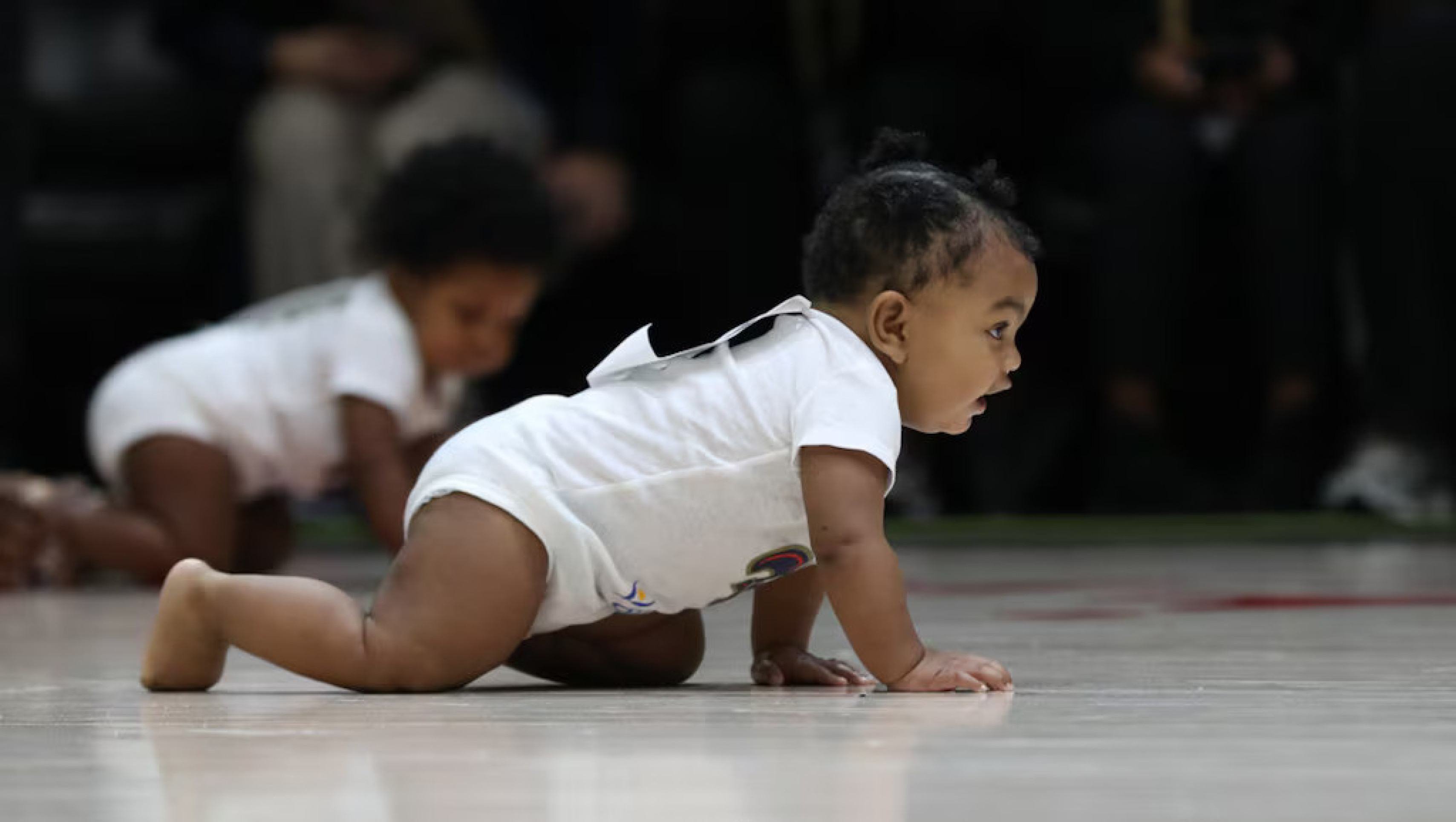 Corrida de beb&ecirc;s da NBA vira espet&aacute;culo &agrave; parte e rouba a cena do jogo