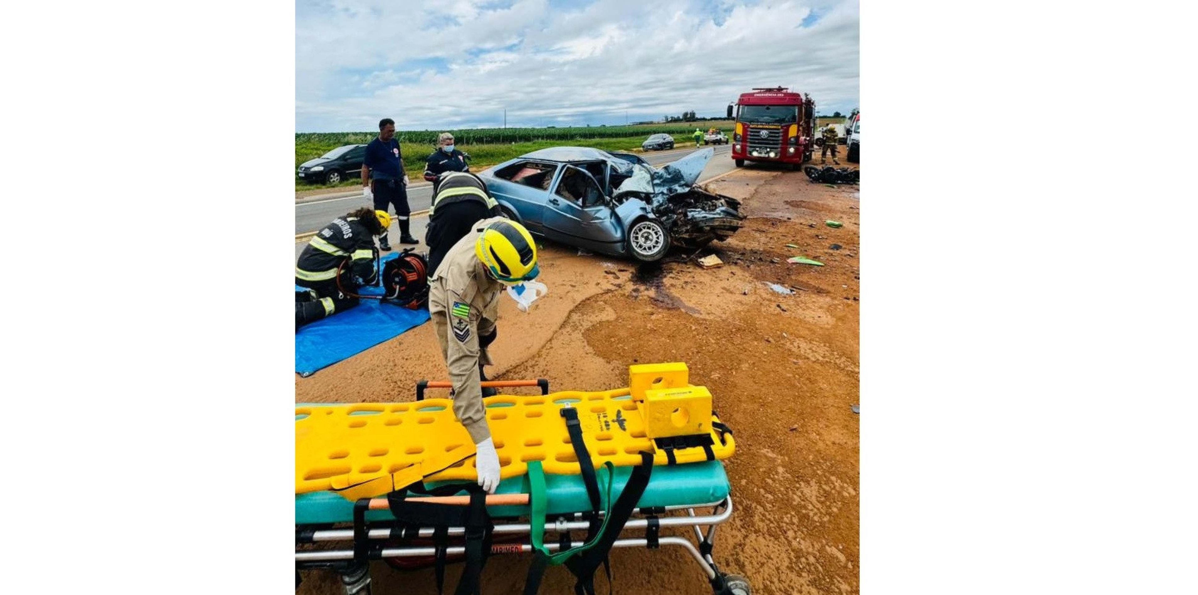 Acidente entre carro e moto deixa dois mortos em rodovia de Goiás
