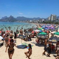No Rio de Janeiro, cariocas e turistas lotaram as praias em plena segunda-feira em busca de lazer e alívio para as altas temperaturas: calorão persiste até a virada do ano -  (crédito:  Tomaz Silva/Agência Brasil)