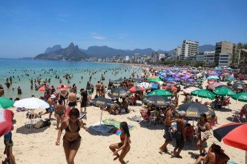 No Rio de Janeiro, cariocas e turistas lotaram as praias em plena segunda-feira em busca de lazer e alívio para as altas temperaturas: calorão persiste até a virada do ano -  (crédito:  Tomaz Silva/Agência Brasil)