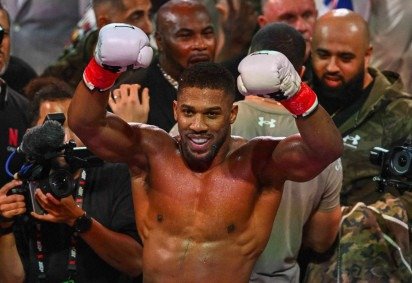 O boxeador britânico Anthony Joshua, ex-campeão mundial dos pesos pesados, ficou ferido em um acidente de trânsito na Nigéria que matou duas pessoas nesta segunda-feira (29/12) -  (crédito: Giorgio Vieira/Agência France-Presse) -O boxeador britânico Anthony Joshua, ex-campeão mundial dos pesos pesados, ficou ferido em um acidente de trânsito na Nigéria que matou duas pessoas nesta segunda-feira (29/12) -  (crédito: Giorgio Vieira/Agência France-Presse)