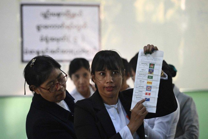 Membros da Comissão Eleitoral da União (UEC) de Mianmar contam cédulas após o fechamento das urnas em um centro de votação na primeira fase das eleições gerais de Mianmar, em Naypyidaw, em 28 de dezembro de 2025 - (crédito: Sai Aung MAIN / AFP) Membros da Comissão Eleitoral da União (UEC) de Mianmar contam cédulas após o fechamento das urnas em um centro de votação na primeira fase das eleições gerais de Mianmar, em Naypyidaw, em 28 de dezembro de 2025 - (crédito: Sai Aung MAIN / AFP)