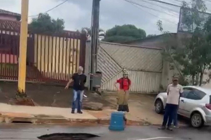 Buraco tem cerca de um metro de diâmetro - (crédito: Cedido ao Correio) Buraco tem cerca de um metro de diâmetro - (crédito: Cedido ao Correio)