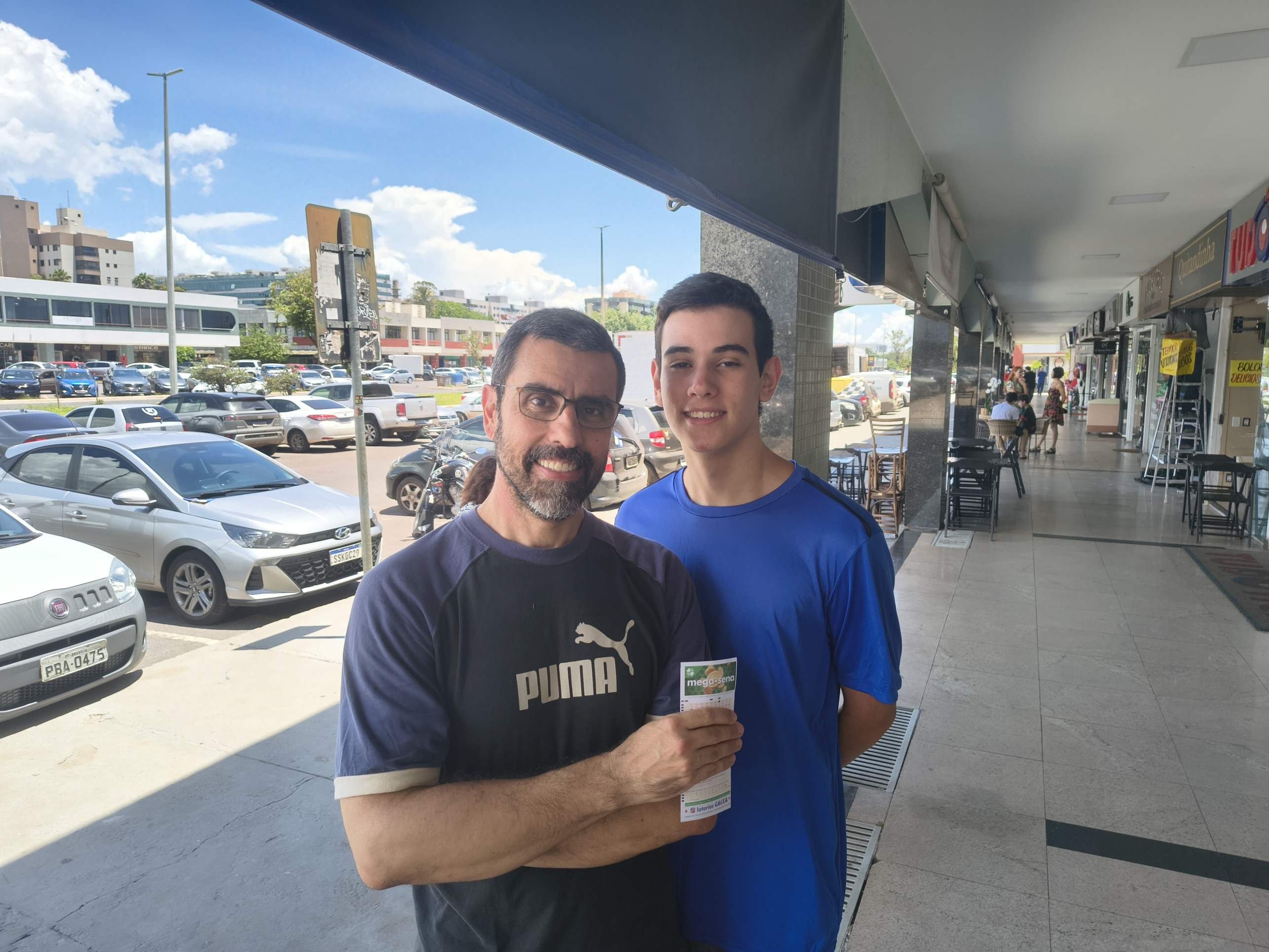 Ir &agrave; lot&eacute;rica &eacute; tradi&ccedil;&atilde;o anual para Bruno e Diego, pai e filho