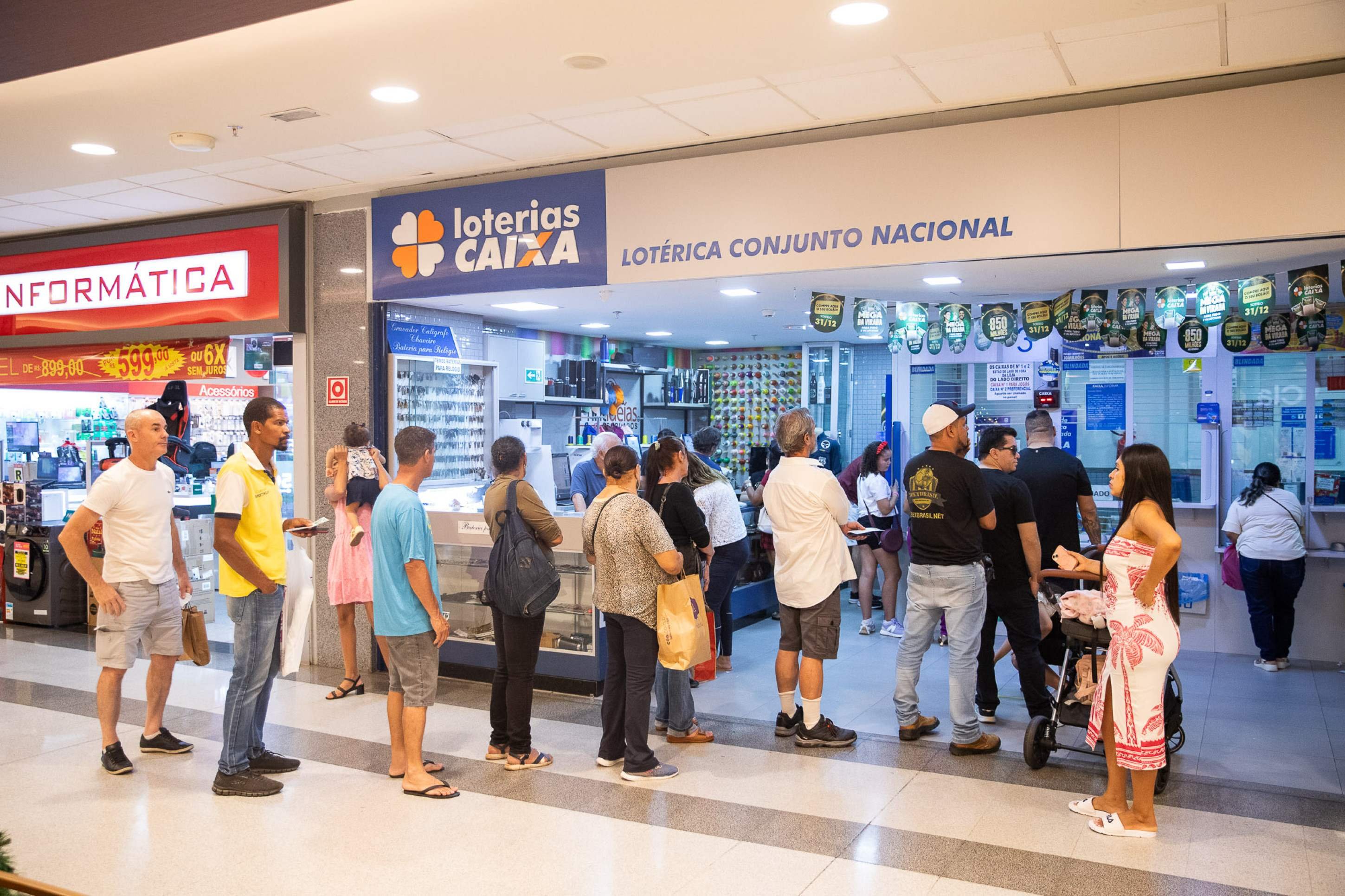  Filas grandes nas lot..ricas de Bras..lia. Quem aposta tem esperan..a de conquistar o pr..mio da Mega da Virada. Segunda-feira, 29 de dezembro. Mariana Campos     