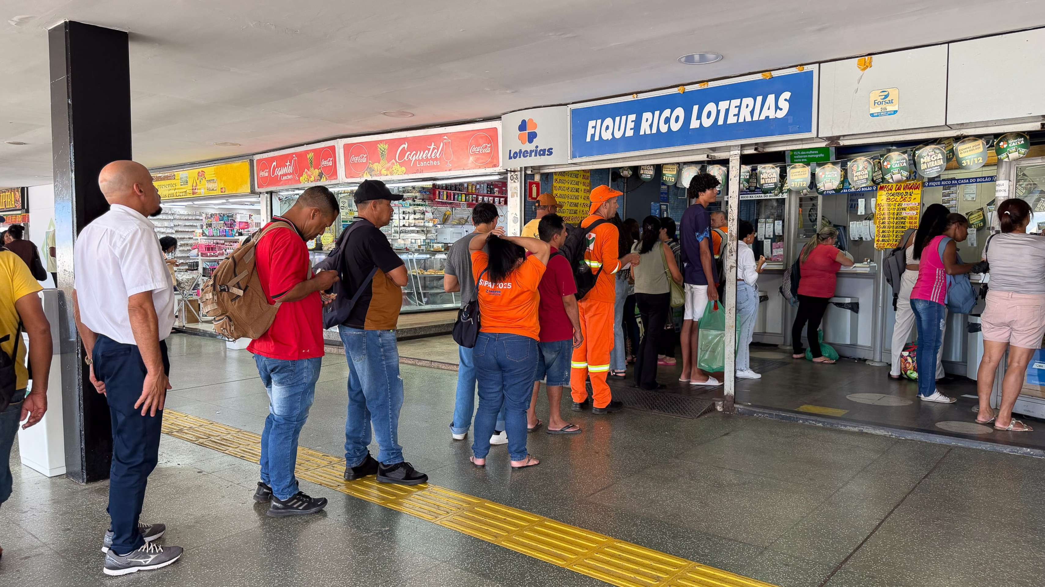  Filas grandes nas lot..ricas de Bras..lia. Quem aposta tem esperan..a de conquistar o pr..mio da Mega da Virada. Segunda-feira, 29 de dezembro. Mariana Campos     