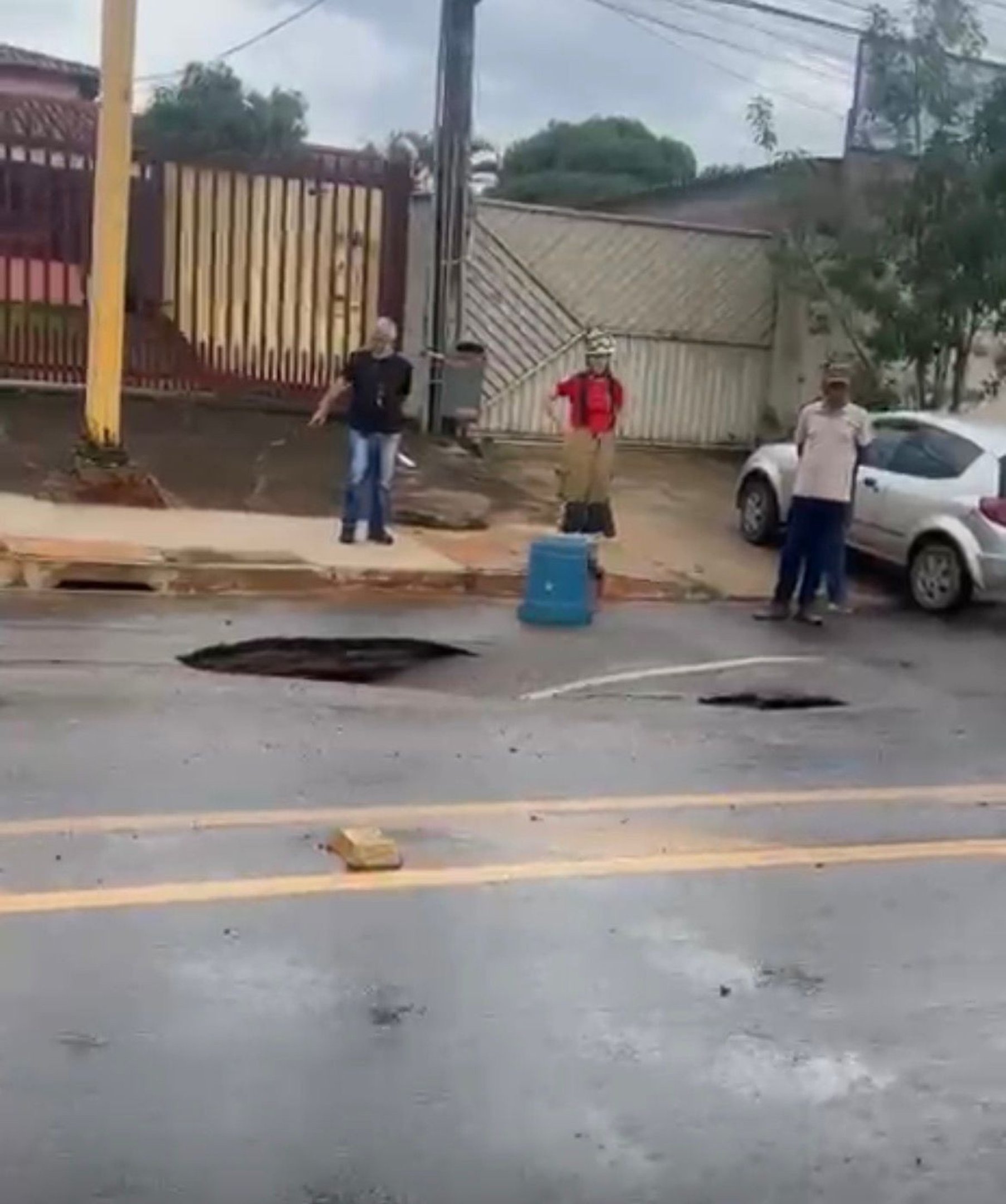 Chuva abre buraco em rua de Vicente Pires