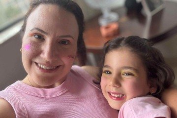 Durante as férias, Maria Isadora tem a casa abastecida com materiais de desenho, pintura e artesanato -  (crédito: Arquivo pessoal)