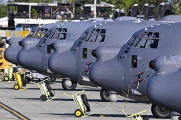 Aviões militares Hercules C-130 concentrados em base norte-americana em Porto Rico: cerco aeronaval ao regime de Maduro       -  (crédito: Miguel J. Rodriguez Carrillo/AFP)