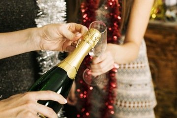 Abrindo o espumante  -  (crédito: FreePik)