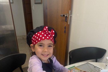 Camila e Maria Isadora passam tempo juntas na cozinha, preparando receitas de lanches e aprendendo coisas novas