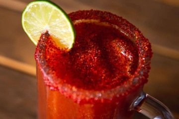 A michelada é um drink mexicano preparado com cerveja clara, suco de limão, sal e molhos como inglês e pimenta -  (crédito: Divulgação)