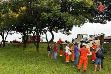 Caminhou capotou perto do Aeroporto Internacional de Bras&iacute;lia -  (crédito: Cedido ao Correio)