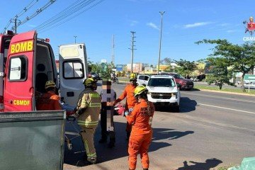 Colis&atilde;o entre carro e moto deixa uma pessoa ferida -  (crédito: Reprodu&ccedil;&atilde;o do Servi&ccedil;o Operacional de Informa&ccedil;&atilde;o P&uacute;blica &ndash; SOINP/CBMDF)