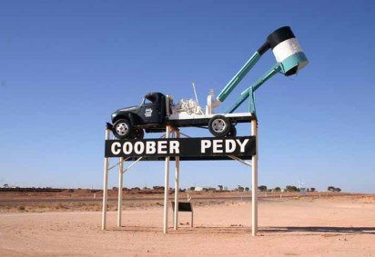 Coober Pedy, uma pequena cidade localizada no sul da Austrália, causa fascinação e espanto ao mesmo tempo por causa de suas casas e estabelecimentos subterrâneos. 
 -  (crédito:  Flickr Matt Law) -Coober Pedy, uma pequena cidade localizada no sul da Austrália, causa fascinação e espanto ao mesmo tempo por causa de suas casas e estabelecimentos subterrâneos. 
 -  (crédito:  Flickr Matt Law)