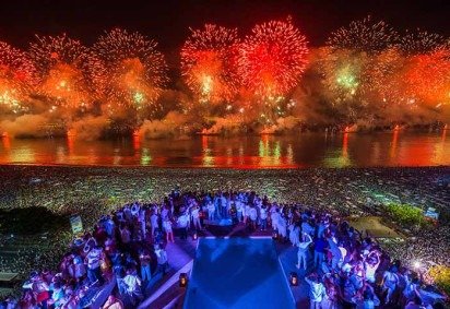 O Réveillon 2026 em Copacabana terá o maior show de drones da história do Brasil: 1.100 aparelhos formarão imagens inéditas no céu após a tradicional queima de fogos, que também contará com trilha sonora exclusiva. -  (crédito:  Flickr PortoBay Experiences) -O Réveillon 2026 em Copacabana terá o maior show de drones da história do Brasil: 1.100 aparelhos formarão imagens inéditas no céu após a tradicional queima de fogos, que também contará com trilha sonora exclusiva. -  (crédito:  Flickr PortoBay Experiences)