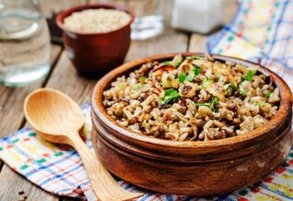 Arroz com lentilha e cebola caramelizada (Imagem: Nataliya Arzamasova | Shutterstock) -  (crédito: EdiCase) -Arroz com lentilha e cebola caramelizada (Imagem: Nataliya Arzamasova | Shutterstock) -  (crédito: EdiCase)