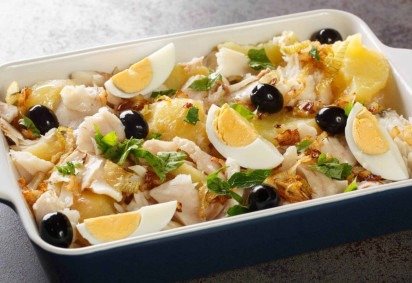 Bacalhau assado com batata, ovo e azeitona (Imagem: Sergii Koval | Shutterstock) -  (crédito: EdiCase) -Bacalhau assado com batata, ovo e azeitona (Imagem: Sergii Koval | Shutterstock) -  (crédito: EdiCase)