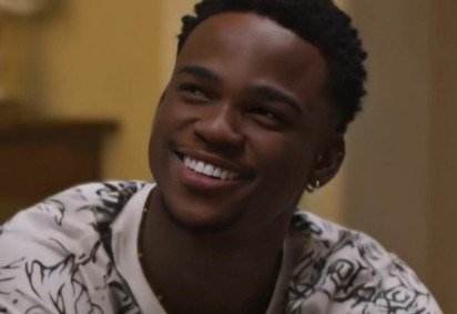 O ator Faíska Alve’s, que interpreta o jovem Jeff na novela Dona de Mim, precisou se afastar temporariamente das gravações por questões de saúde. Para evitar atrasos na reta final da trama, a produção recorreu a uma solução inusitada. -  (crédito: Reprodução/Globo)