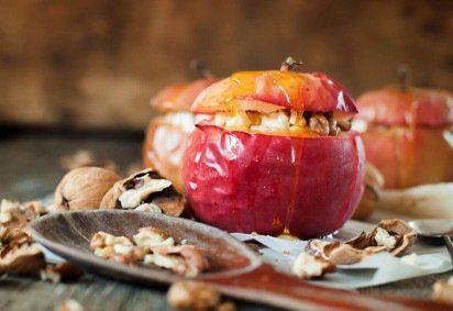 Maçã recheada com nozes (Imagem: Olga Pink | Shutterstock) -  (crédito: EdiCase) -Maçã recheada com nozes (Imagem: Olga Pink | Shutterstock) -  (crédito: EdiCase)