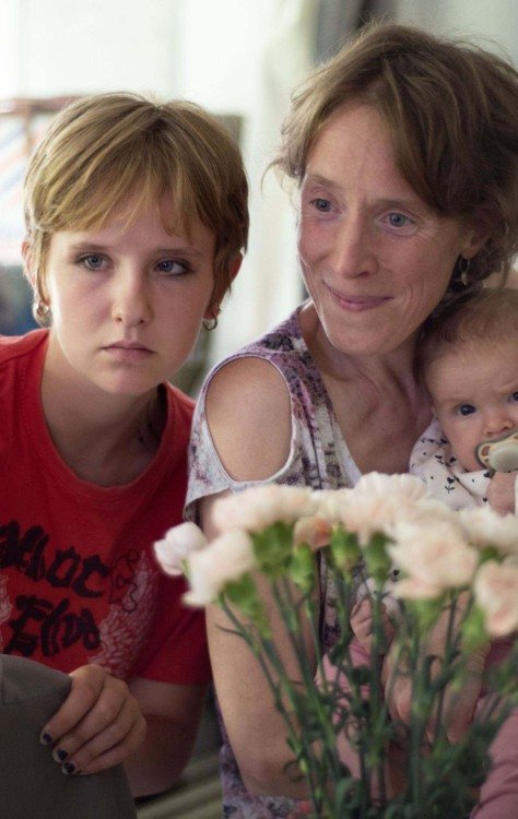 Jovens mães as atrizes Janaina Halloy Fokan e Christelle Cornil, ao lado do bebê batizado de Lili - (crédito: Vitrine Filmes/Divulgação) Jovens mães as atrizes Janaina Halloy Fokan e Christelle Cornil, ao lado do bebê batizado de Lili - (crédito: Vitrine Filmes/Divulgação)