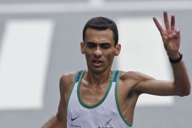 Brasiliense Marilson Gomes dos Santos cruza linha de chegada em 2010: último brasileiro a vencer - (crédito: Nelson de Almeida/AFP) Brasiliense Marilson Gomes dos Santos cruza linha de chegada em 2010: último brasileiro a vencer - (crédito: Nelson de Almeida/AFP)