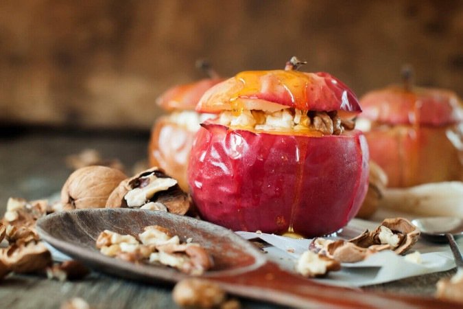 Maçã recheada com nozes (Imagem: Olga Pink | Shutterstock) - (crédito: EdiCase) Maçã recheada com nozes (Imagem: Olga Pink | Shutterstock) - (crédito: EdiCase)