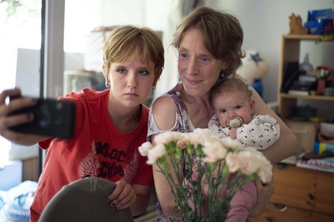Jovens mães as atrizes Janaina Halloy Fokan e Christelle Cornil, ao lado do bebê batizado de Lili - (crédito: Vitrine Filmes/Divulgação) Jovens mães as atrizes Janaina Halloy Fokan e Christelle Cornil, ao lado do bebê batizado de Lili - (crédito: Vitrine Filmes/Divulgação)