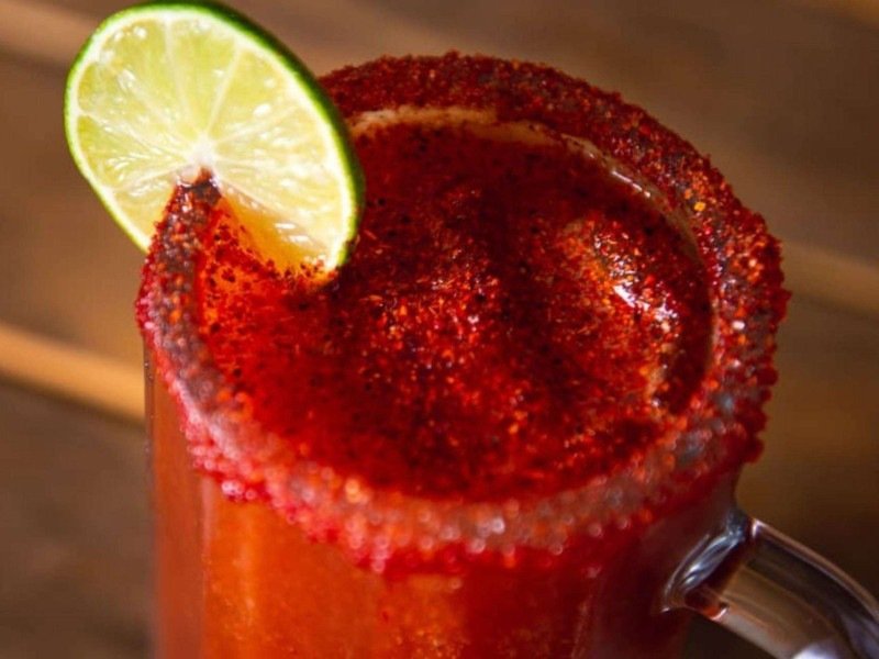 A michelada é um drink mexicano preparado com cerveja clara, suco de limão, sal e molhos como inglês e pimenta -  (crédito: Divulgação)