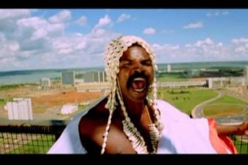 Filme A idade da terra, de Glauber Rocha, com Antonio Pitanga que interpreta o Kristo Negro, em cena na Torre de TV em Brasília -  (crédito:  Paloma Cinematografica/Divulgaca)