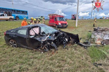 Motorista morreu após colidir contra caixa de águas pluviais -  (crédito: Divulgação/CBMDF) -Motorista morreu após colidir contra caixa de águas pluviais -  (crédito: Divulgação/CBMDF)