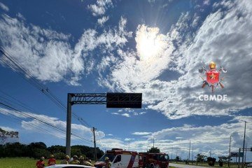 Carro colidiu contra placa de sinalização no Guará