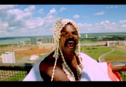 Filme A idade da terra, de Glauber Rocha, com Antonio Pitanga que interpreta o Kristo Negro, em cena na Torre de TV em Brasília -  (crédito:  Paloma Cinematografica/Divulgaca) -Filme A idade da terra, de Glauber Rocha, com Antonio Pitanga que interpreta o Kristo Negro, em cena na Torre de TV em Brasília -  (crédito:  Paloma Cinematografica/Divulgaca)