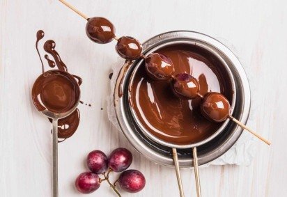 Espetinho de uva com chocolate para o Ano-Novo (Imagem: VICUSCHKA | Shutterstock) -  (crédito: EdiCase) -Espetinho de uva com chocolate para o Ano-Novo (Imagem: VICUSCHKA | Shutterstock) -  (crédito: EdiCase)
