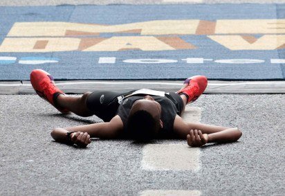 Atleta Sisilia Ginoka, vencedora da categoria feminina da 100.. Corrida Internacional desmaia após fim do percurso -  (crédito: Paulo Pinto/Agência Brasil)