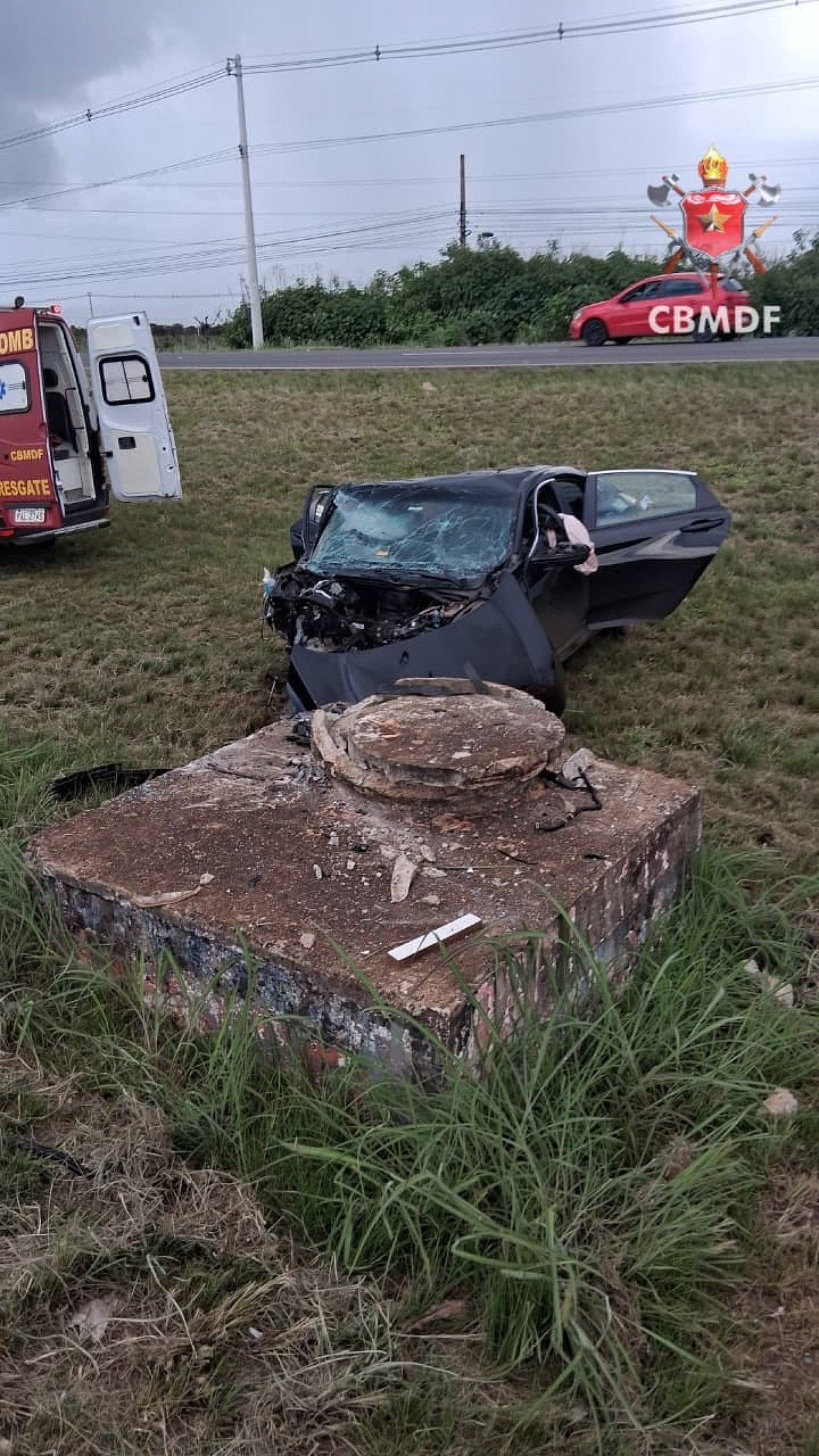 Motorista morreu ap&oacute;s colidir contra caixa de &aacute;guas pluviais