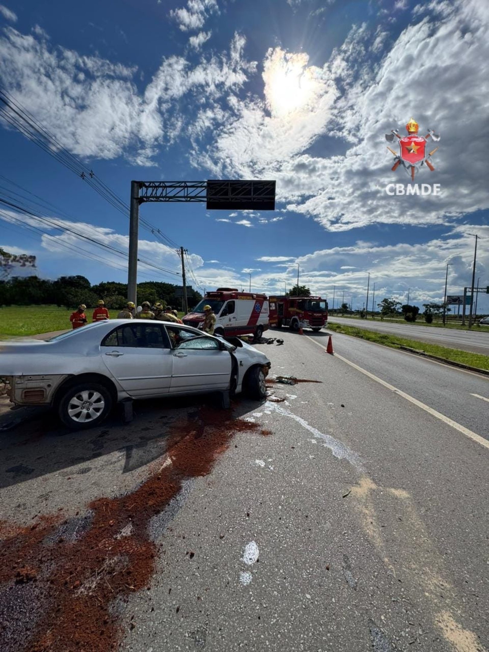 Carro colidiu contra placa de sinaliza&ccedil;&atilde;o no Guar&aacute;