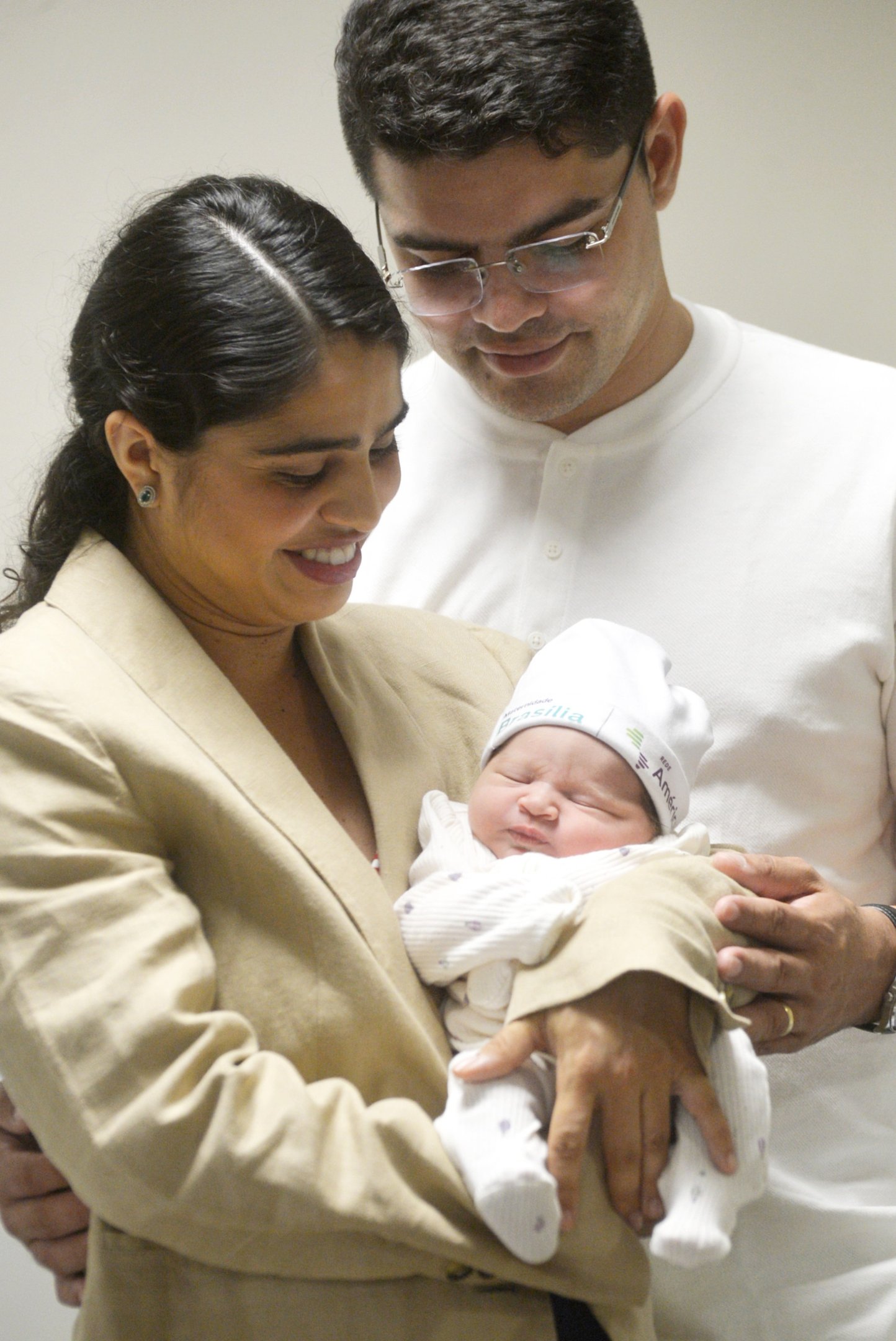 Yulle e Gladson com a filha Elisa, a primeira nascida no DF em 2026