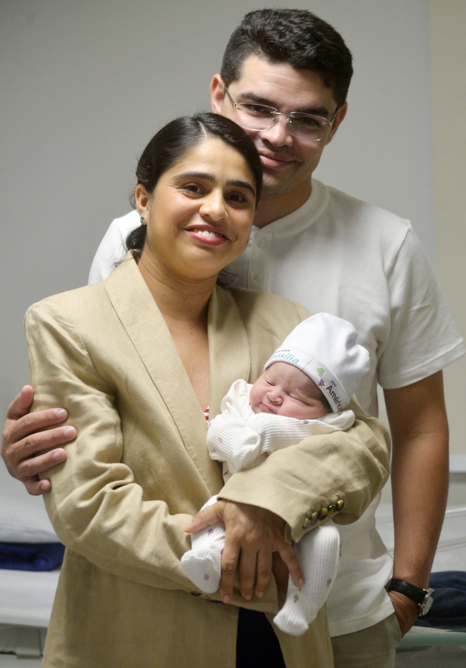 Yulle e Gladson com a filha Elisa, a primeira nascida no DF em 2026