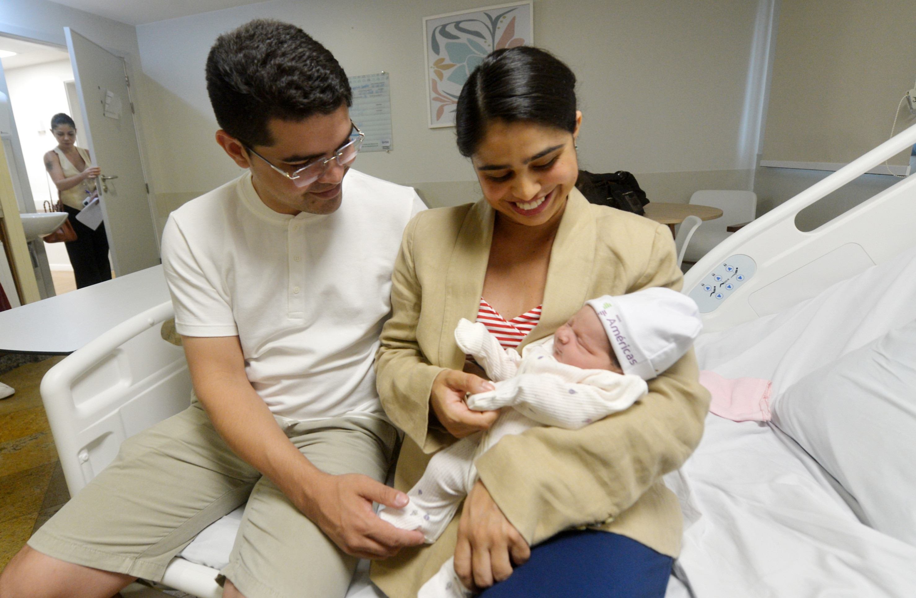 Yulle e Gladson com a filha Elisa, a primeira nascida no DF em 2026