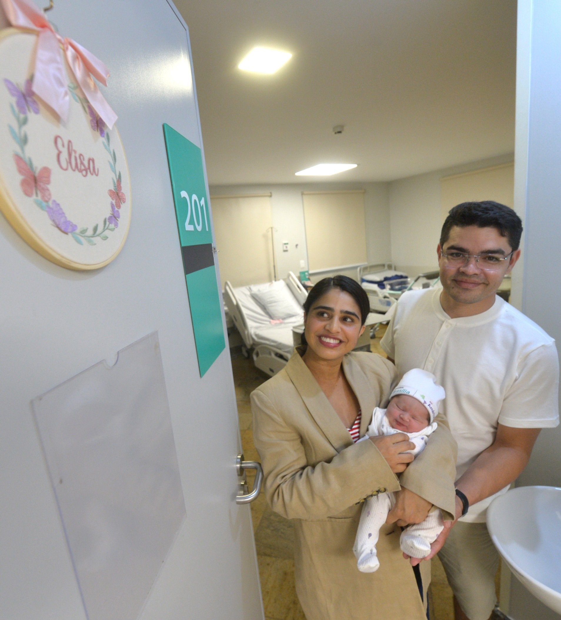 Yulle e Gladson com a filha Elisa, a primeira nascida no DF em 2026