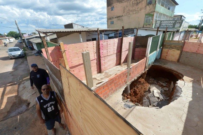 Novo buraco surgiu após esgoto transbordar por toda a rua e invadir casas - (crédito: Ed Alves/CB/DA Press) Novo buraco surgiu após esgoto transbordar por toda a rua e invadir casas - (crédito: Ed Alves/CB/DA Press)
