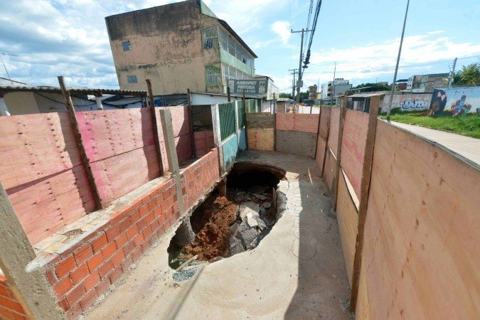 Cratera ao lado de residência no PSul, em Ceilândia, após forte chuva 