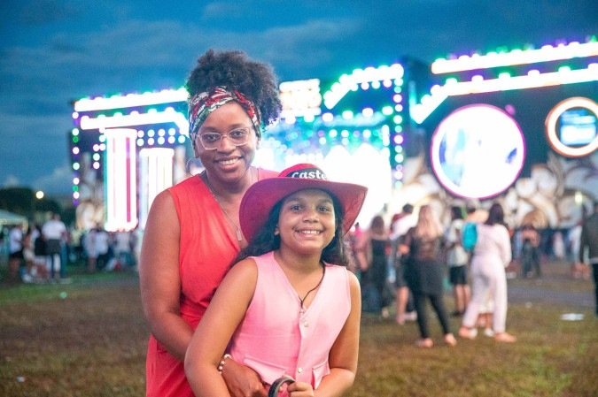 M&atilde;e e filha se preparam para assistir ao show de Ana Castela    