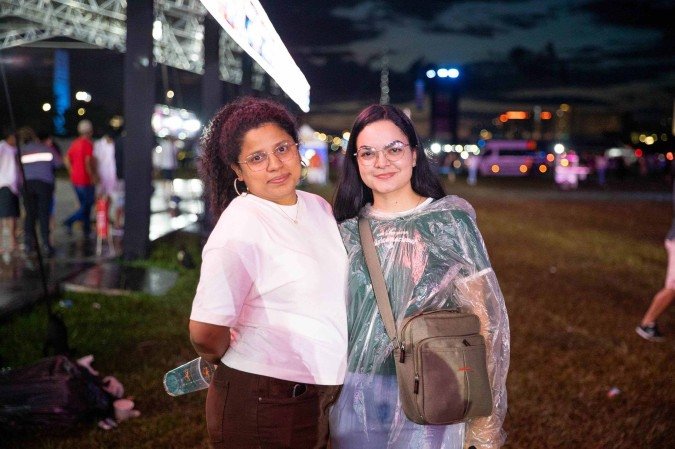  Laura Viana e Joyce Kelly: chuva n&atilde;o atrapalhou