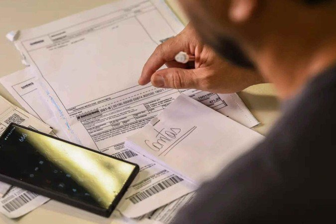 O novo salário mínimo, no valor de R$ 1.621, passa a valer a partir desta quinta-feira (1º). O reajuste, de 6,79% ou R$ 103, foi confirmado pelo Ministério do Planejamento e Orçamento no último dia 10. - (crédito: Marcelo Camargo/Agência Brasil) O novo salário mínimo, no valor de R$ 1.621, passa a valer a partir desta quinta-feira (1º). O reajuste, de 6,79% ou R$ 103, foi confirmado pelo Ministério do Planejamento e Orçamento no último dia 10. - (crédito: Marcelo Camargo/Agência Brasil)