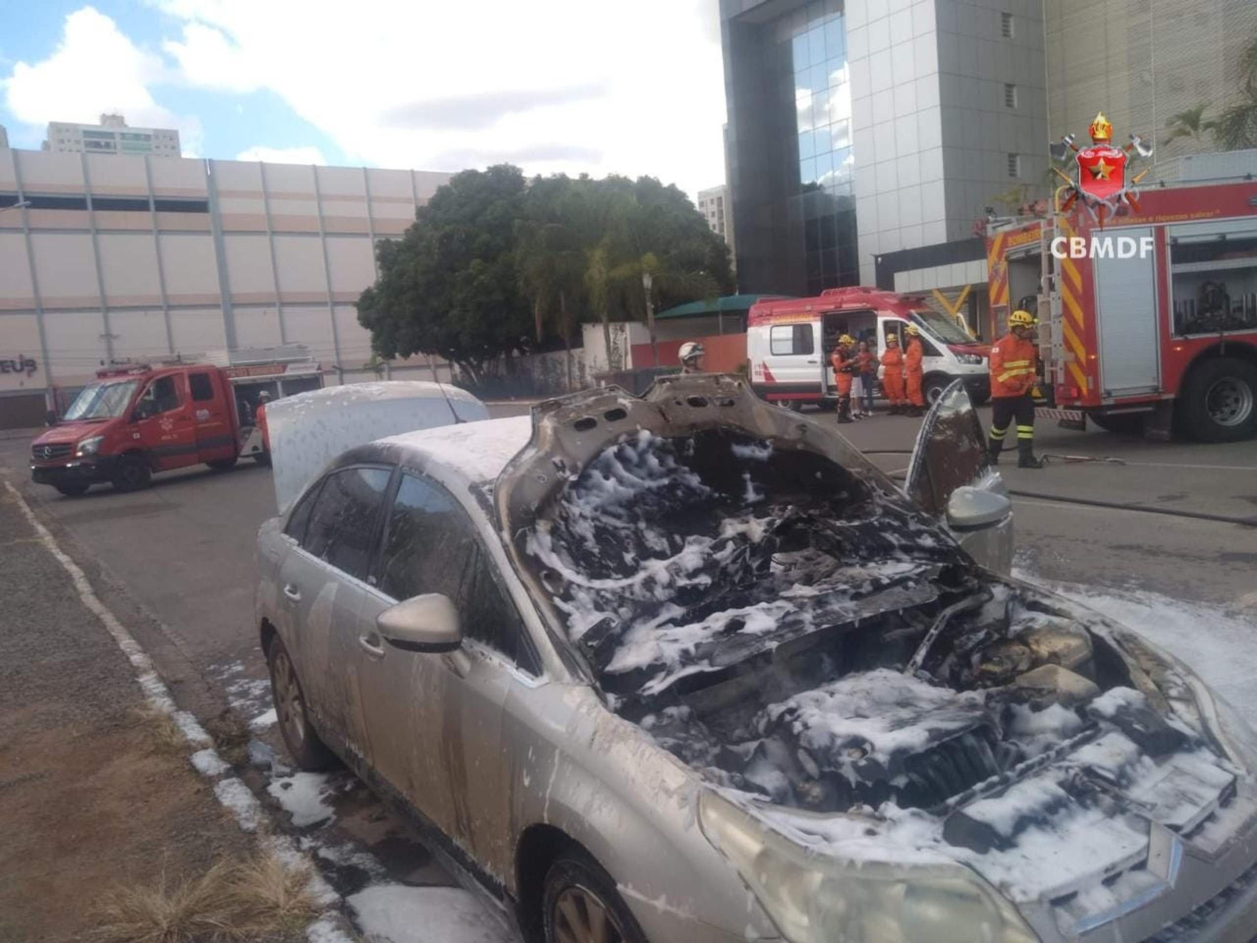 Carro pega fogo no Pistão Sul 